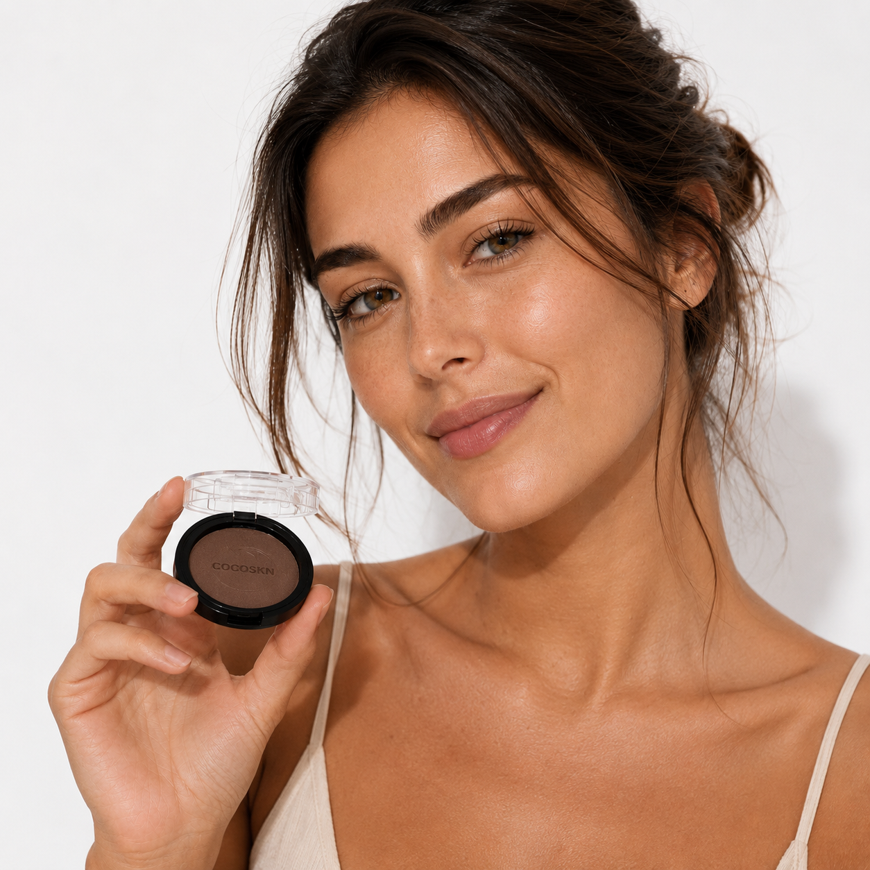 Model mit natürlich vollen Augenbrauen hält COCOSKN STAMPR™ Augenbrauenstempel