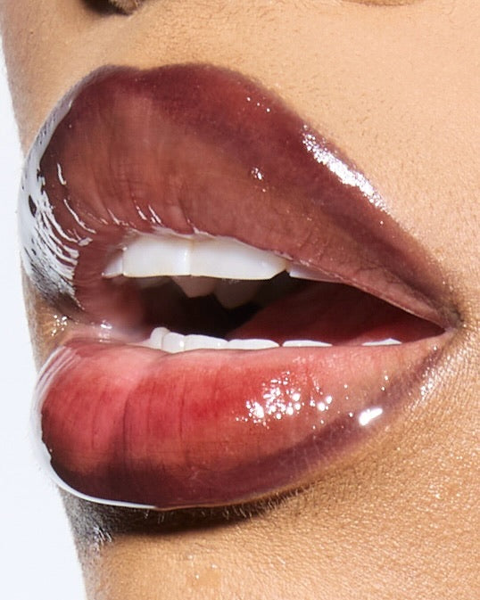 Nahaufnahme: intensiv pigmentierte Lippen mit COCOSKN Lip Contour Stain in Cherry Red