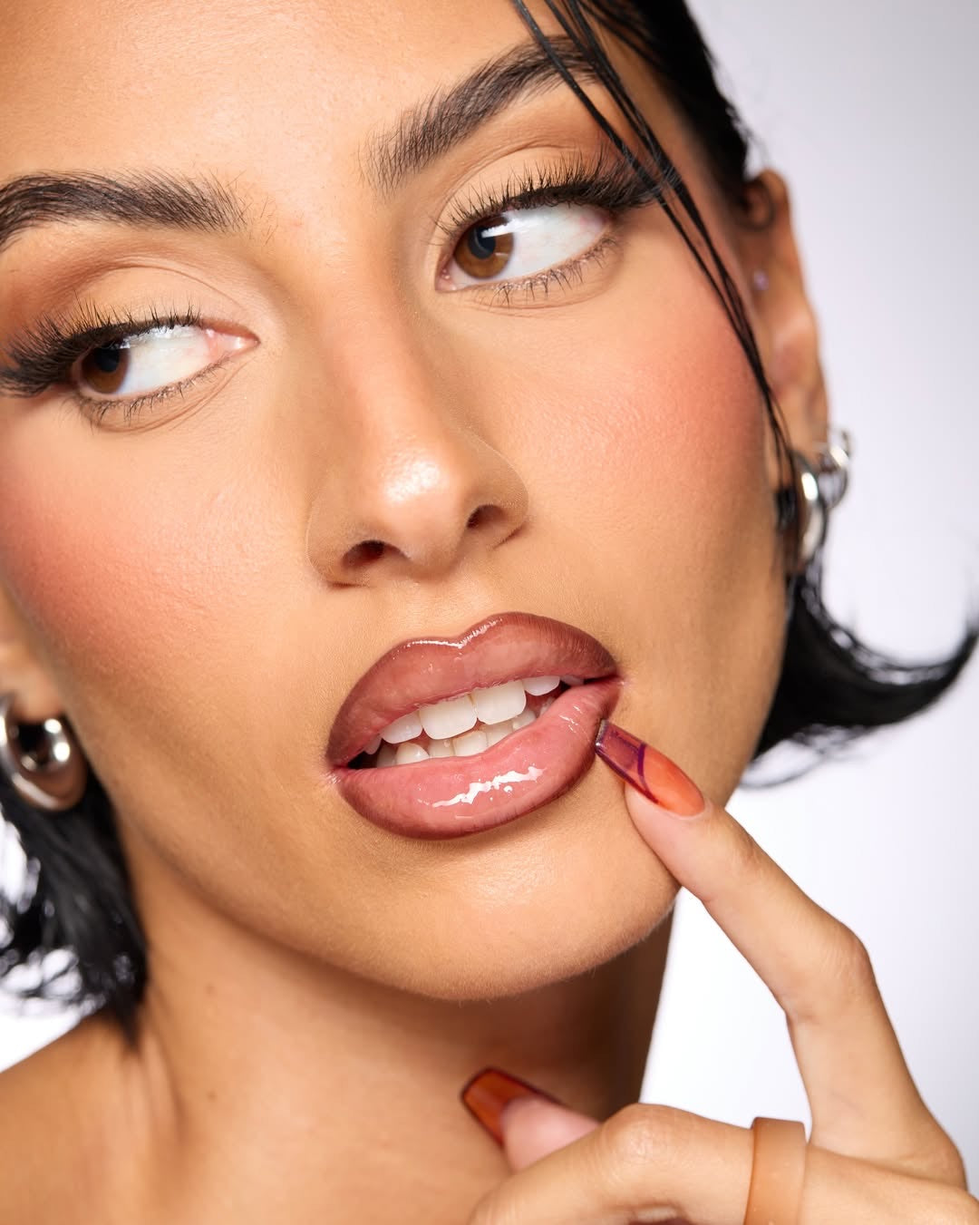 Model trägt COCOSKN Premium Lip Contour Stain 12h für definierte, langanhaltende Lippen